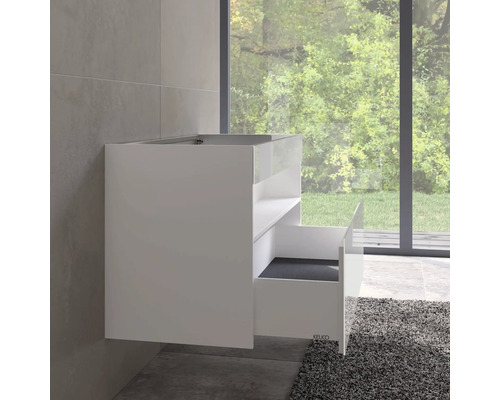 Biela skrinka pod umývadlo so zásuvkou a policou pred oknom