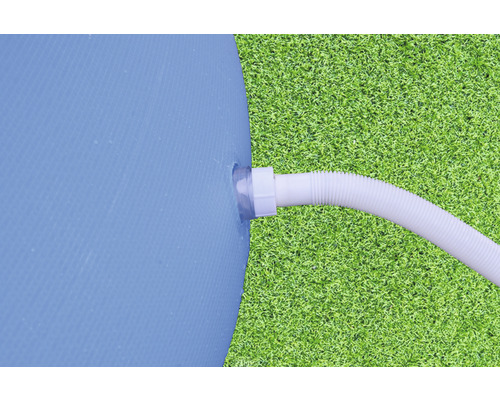 Detail bazéna s pripojenou hadicou na trávniku