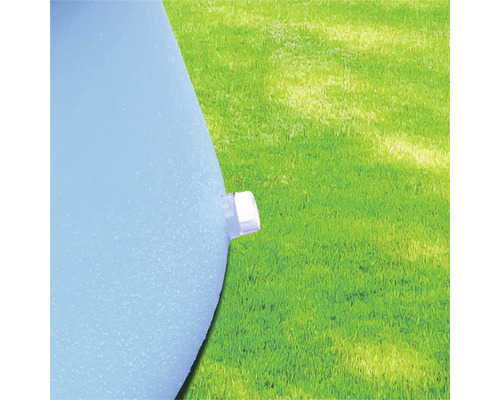 Detailný záber detského bazénika s vypúšťacím ventilom pred trávnikom