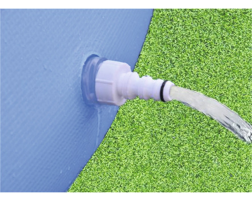 Odtok vody pri bazéne s prúdom vody na trávnik