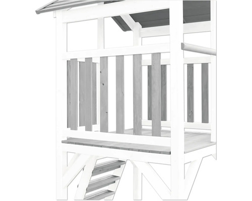 Detailný pohľad na drevenú hraciu vežu so schodiskom a zábradlím
