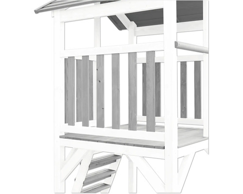 Detailný pohľad na hernú vežu z dreva s rebríkom a zábradlím