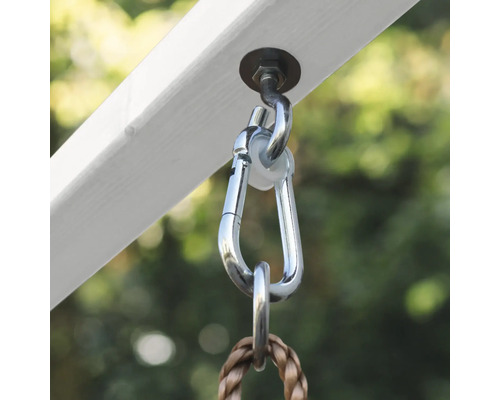 Detailný pohľad na upevnenie hojdačky s karabínou a hákom na drevenom tráme