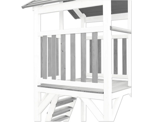 Detailný pohľad na detský domček s dreveným zábradlím a schodmi