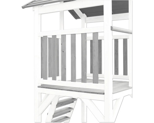 Detailný pohľad na hernú vežu s dreveným zábradlím a schodmi