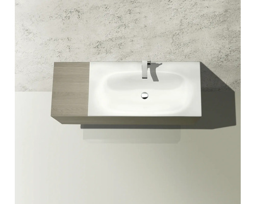 Pohľad zhora na umývadlo s batériou a drevenou odkladacou plochou