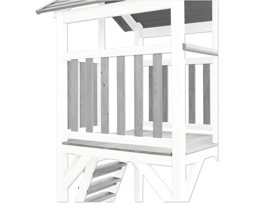 Detailný pohľad na hraciu vežu s dreveným zábradlím a schodiskom