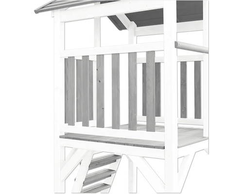 Detailný pohľad na drevenú hraciu vežu so schodiskom a zábradlím