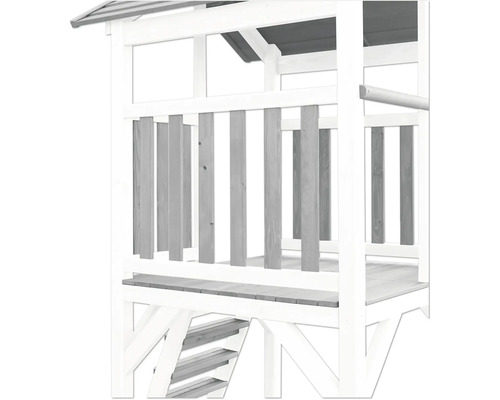 Detailný pohľad na drevenú hernú vežu so schodiskom a zábradlím