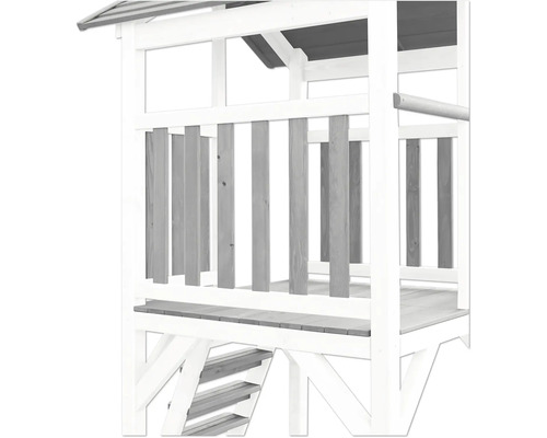 Detailný pohľad na drevený hrací domček so schodiskom a zábradlím