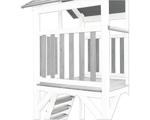 Detailný pohľad na hraciu vežu s rebríkom a dreveným zábradlím.