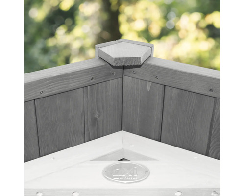 Detailný pohľad na drevený hrací domček so šesťhrannou strieškou a logom AXI by Paradiso