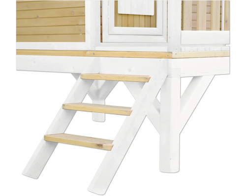 Detailný pohľad na hrací domček s drevenými schodíkmi a bielym náterom