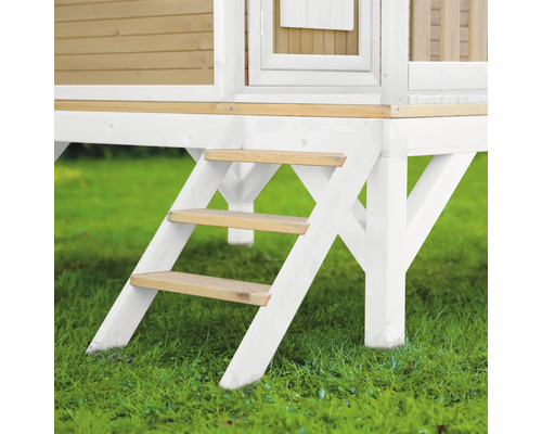 Detailný pohľad na herný dom s dreveným schodiskom