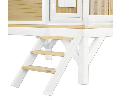 Detailný pohľad na drevený rebrík s tromi stupňami vedúcimi do vyvýšeného hracieho domčeka
