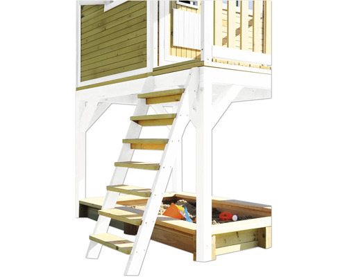 Detailný pohľad na herný dom s rebríkom a pieskoviskom z dreva