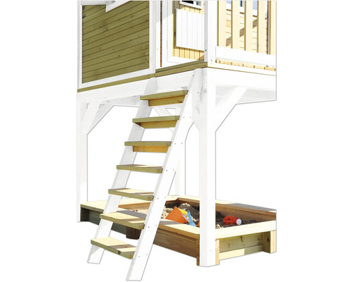 Detailný pohľad na herný domček s dreveným schodiskom a pieskoviskom