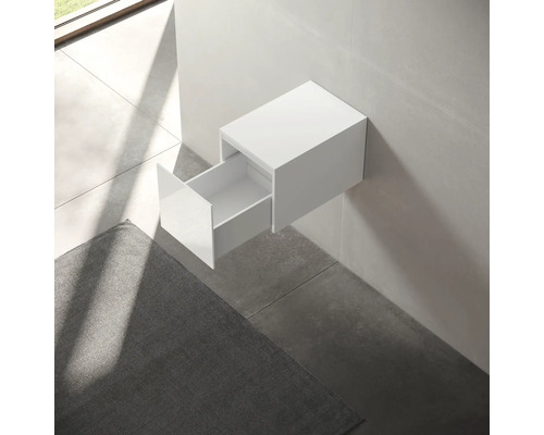 Biela závesná skrinka s otvorenou zásuvkou v kúpeľni