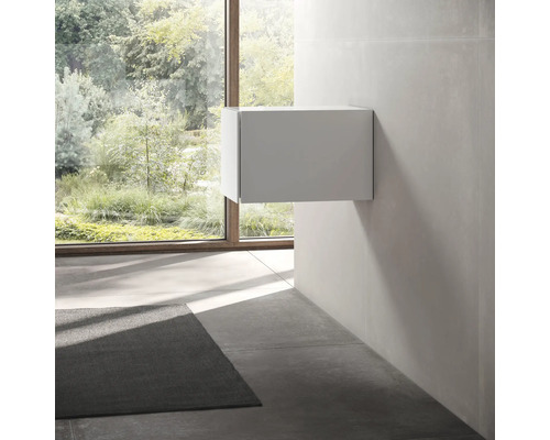 Moderná kúpeľňa s bielou závesnou skrinkou pod umývadlo a veľkým oknom