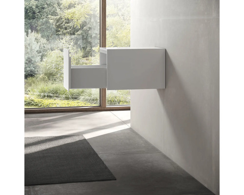 Závesná skrinka pod umývadlo s otvorenou zásuvkou v svetlej kúpeľni