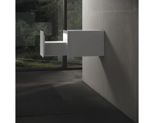 Nástenná skrinka pod umývadlo s otvorenou zásuvkou v kúpeľni