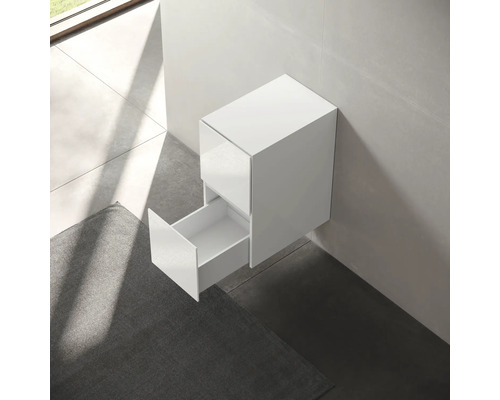 Biela skrinka pod umývadlo s otvorenou zásuvkou na montáž na stenu v kúpeľni.