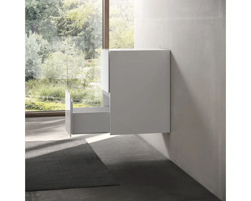 Moderná kúpeľňa s umývadlovou skrinkou a otvoreným výsuvom