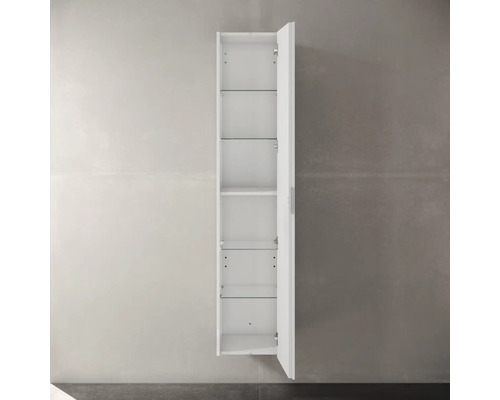 Biela vysoká kúpeľňová skrinka s otvorenými sklenenými policami na uloženie