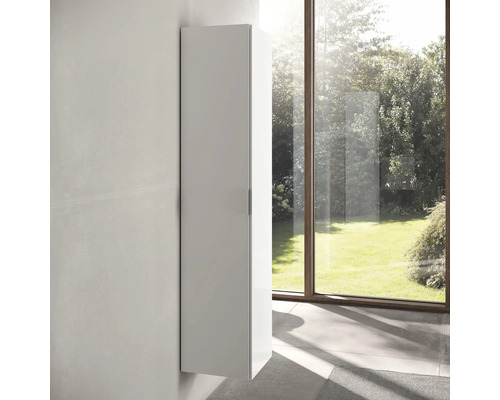 Vysoká kúpeľňová skrinka na montáž na stenu