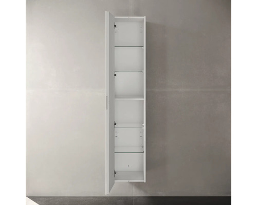 Otvorená, úzka kúpeľňová skrinka so sklenenými policami na montáž na stenu