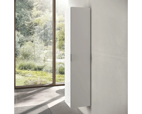 Biela kúpeľňová vysoká skrinka vedľa okna pre vybavenie kúpeľne