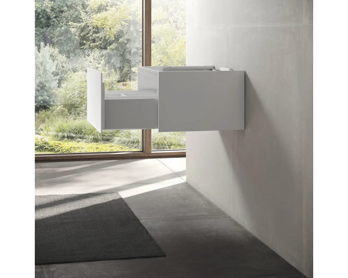 Skrinka pod umývadlo s otvorenou zásuvkou v kúpeľni