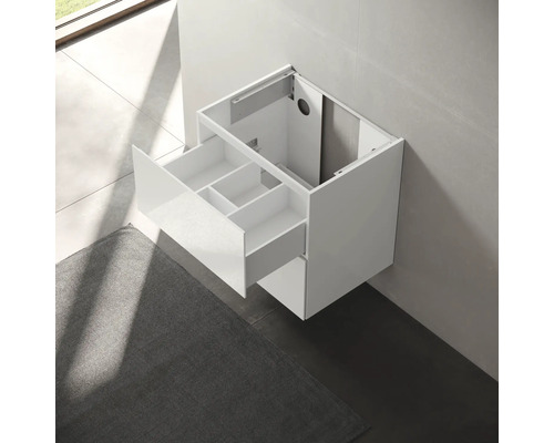 Biela skrinka pod umývadlo so zásuvkou na montáž na stenu v kúpeľni.