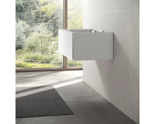 Skrinka pod umývadlo na stene v kúpeľni s oknom a kobercom