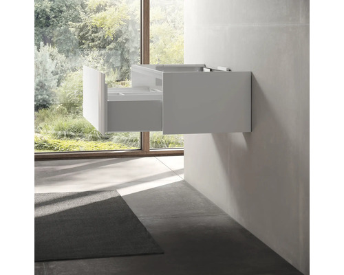 Skrinka pod umývadlo so zásuvkou v kúpeľni.