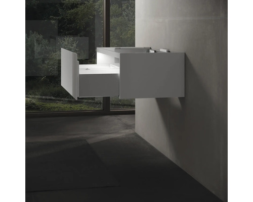 Závesná skrinka pod umývadlo s otvorenou zásuvkou v kúpeľni