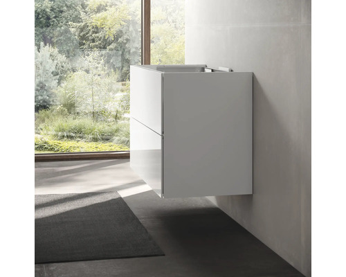 Závesná skrinka pod umývadlo s dvomi zásuvkami v kúpeľni.