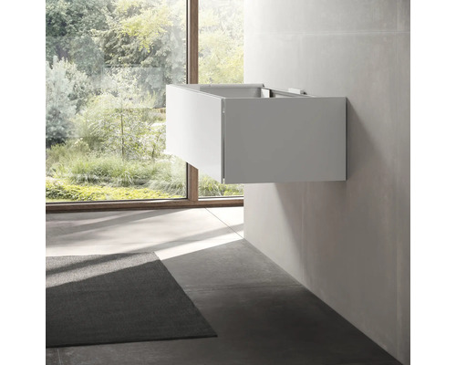 Skrinka pod umývadlo na montáž na stenu v kúpeľni s oknom a kobercom