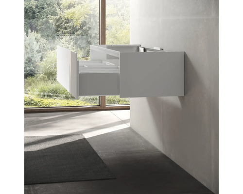 Moderná kúpeľňa s umývadlovou skrinkou a otvorenou zásuvkou.