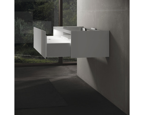 Skrinka pod umývadlo s otvorenou zásuvkou v moderné kúpeľni