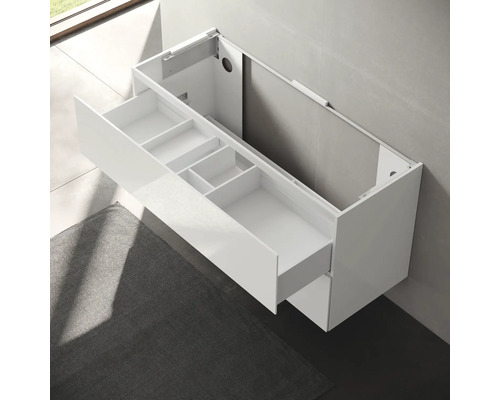 Biela skrinka pod umývadlo so zásuvkou na montáž na stenu v kúpeľni.