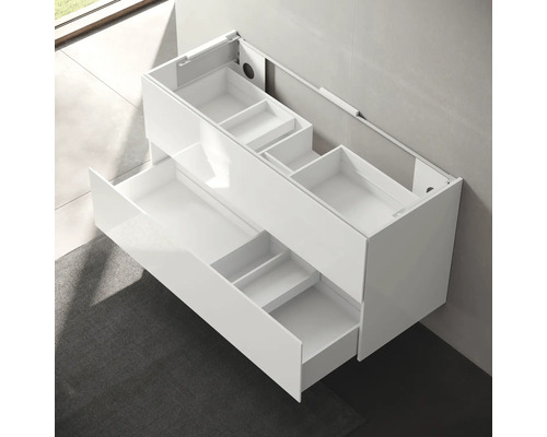 Biela skrinka pod umývadlo s otvorenými zásuvkami do kúpeľne.