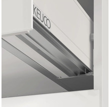 Detailný záber kúpeľňovej skrinky so zásuvkou a logom Keuco.