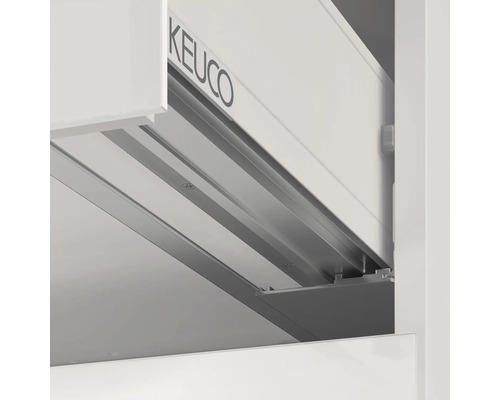 Detailný záber kúpeľňovej skrinky so zásuvkou a logom Keuco.