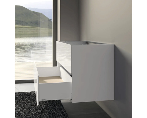 Skrinka pod umývadlo s otvorenou zásuvkou v kúpeľni