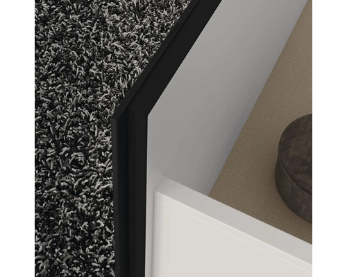 Detailný záber kúpeľne s kobercom, skrinkou pod umývadlo a odkladacou plochou