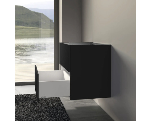 Čierna skrinka pod umývadlo s otvorenou zásuvkou v kúpeľni