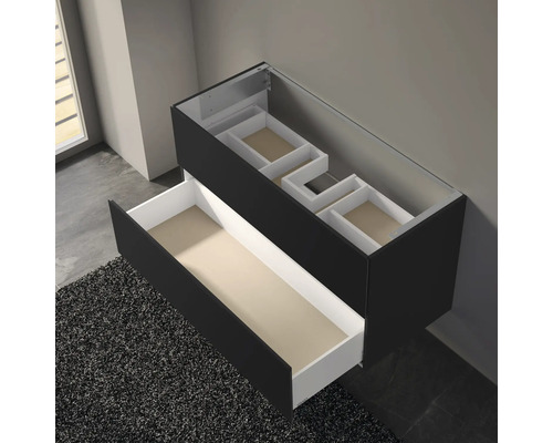 Skrinka pod umývadlo s otvorenými zásuvkami a úložnými prvkami