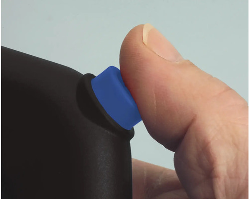 Prst tlačí na modré tlačidlo na čiernom zariadení.