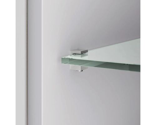 Sklenená polica s kovovým držiakom pripevneným na stenu